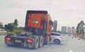 小轿车被重型半挂牵引车推行30多米！司机……