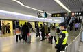 虹桥火车站30万客流遇2号线临时停运，上海警方多措施应对