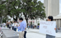 美媒：佛罗里达州举行反对“禁止中国公民购置土地住房”法案抗议活动