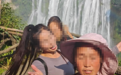 游客在黄果树瀑布拍照被大妈阻拦，景区通报