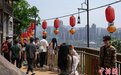 “五一”假期首日 中外游客在重庆感受山城魅力