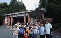 研学团涌入高校背后：免预约？食堂就餐？还能校内会议室办活动？