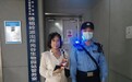 女乘客下车时手机掉进地铁轨道，武汉民警连夜帮乘客寻回