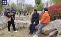 上一秒还在拍婚纱照，下一秒准新郎和摄影师不见了……