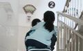 我愿做你的“双腿”！12岁女孩坚持四年背同学上学