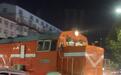 河南一汽车停在铁轨上逼停火车，警方回应