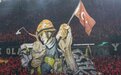 感谢各国救援队驰援，土耳其球迷拉起巨型“TIFO”