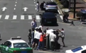 仅用3分钟！十字路口两车相撞一车侧翻2人被困，交警群众20余人合力救援