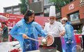 中国厨师与外国友人结对 携手烹饪重庆美食