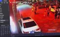 男子酒吧门口对女孩拳打脚踢 当事人叔叔：肇事者称有“关系”拒绝道歉，其妈妈是当地网红