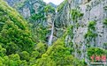 陕西秦岭山间现“彩虹飞瀑”如梦如幻