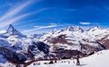 滑雪胜地阿尔卑斯山，今年没雪滑，瑞士日内瓦湖游客在吃冰淇淋