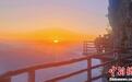 龙头山景观美如油画 游人尽享“云端夏日”