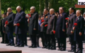 胜利日当天出席红场阅兵式后，普京向无名烈士墓献花