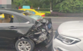 女子边驾车边逗狗引发追尾 撞得前车安全气囊都打开了