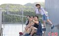 贵州石阡：民众游仙人街景区乐享周末