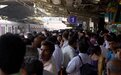孟买每天有800万人坐火车通勤，但他们中的一些永远不能到站