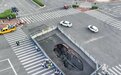 广西南宁：十字路口出现大坑 工作人员紧急抢修