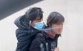 南京街头年迈母亲背成年儿子艰难行走，民政局：男子患小儿麻痹症