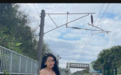 台女主播坐在火车站月台边缘伸腿拍美照，被铁警盯上