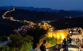 北京：游客夜登八达岭长城
