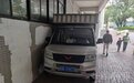 在柳州市中心被贴单15次，这辆车什么“来头”？第16次司机现身