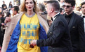 乌克兰模特在戛纳红毯上露出“侮辱普京”上衣，被制止带离