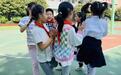 编花篮、纸球接力，小学生课间十分钟玩起传统游戏