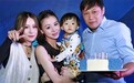 人生赢家！范志毅与家人庆祝54岁生日，36岁娇妻与25岁大女儿仿佛姐妹