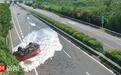 一辆大货车行驶途中爆胎失控翻车，价值5万元的鱼儿满地乱跳