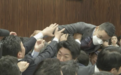 为阻止移民遣返法案通过，日本议员试图“飞扑”，场面混乱