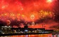 俄罗斯莫斯科夜空绽放烟花庆祝胜利日