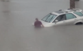 热带风暴“希拉里”袭击美国加州，民众被迫爬树弃车躲避山洪