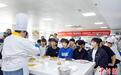 韩国学生做月饼体验中国中秋节习俗