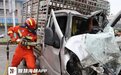 泉州两车相撞，一人被困