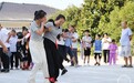 吃西瓜、踢毽子、投篮……乡村里的趣味运动会