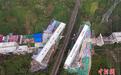 广西河池至贵州荔波高速公路跨黔桂铁路大桥顺利转体