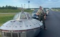 美国警察在公路上拦下“UFO”，警方还发布了现场合影