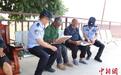 云南保山：戍边民警连续十年为辖区敬老院老人免费拍照