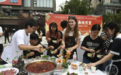 火锅师徒齐上阵比拼火锅摆盘  中外青少年共赴一场火锅美食盛宴