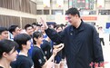 姚明出席“篮球正青春”友谊赛 与长沙中学生互动