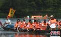 浙江杭州：国际友人体验龙舟 感受端午习俗