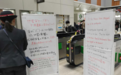 日本震后一车站摆出中英双语告示板，方便外国游客阅读