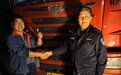“重庆人真好！”大货车司机千里来渝深夜迷路 重庆民警开车带路