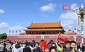 12.3万人齐聚天安门看升旗仪式：河北游客连夜赶来排队，孙子推着坐轮椅的爷爷圆梦