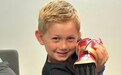美国5岁断臂男孩安装3D打印手臂：红金配色，宛如“钢铁侠”