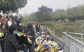 眉山19岁小伙救人牺牲，当地市民自发前往事发现场献花悼念，“愿你一路走好”