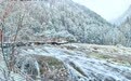 九寨飞雪落地成画，游客纷纷与雪山海子合影打卡