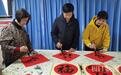 暖心！居民手写百余“福”字送高龄空巢老人