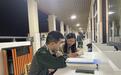 深夜10时的高三教室外，老师仍被学生包围问问题